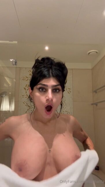 mia khalifa nude teethbrushing onlyfans video leaked axoucr 364x647 1